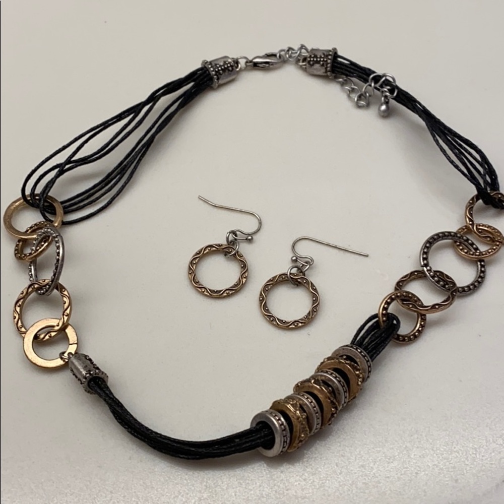 Patterned earring and necklace set